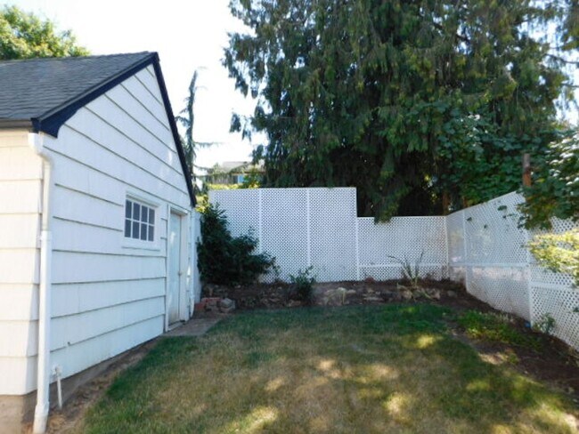 Building Photo - 3Bd/1Ba Two Story House w/ Basement - Avai...