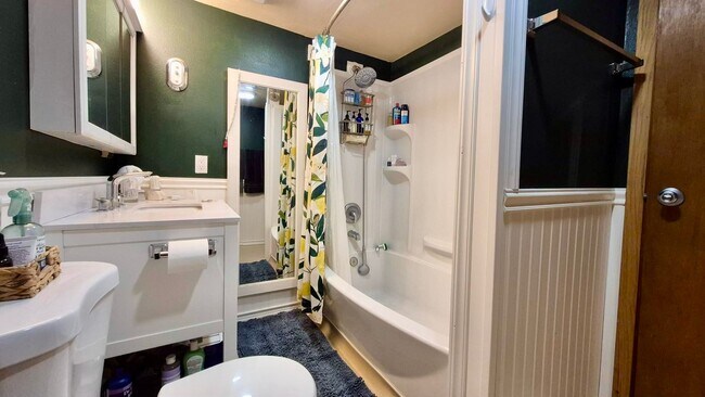 Building Photo - Spacious 3 Bed Southwest Portland Home with a Huge Backyard!