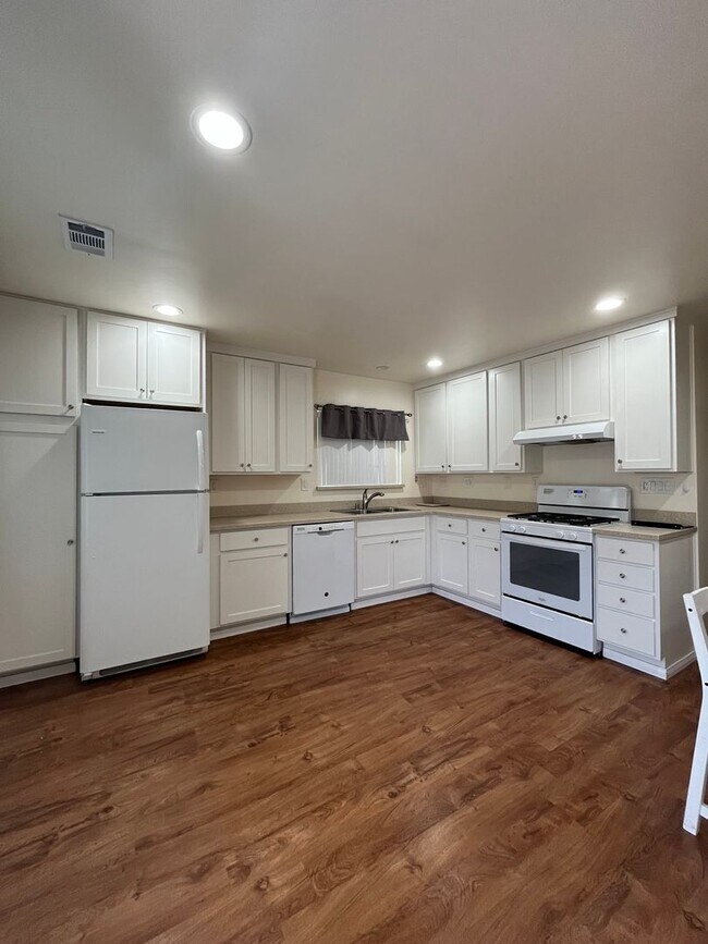 Building Photo - 524-526 Delaware Street