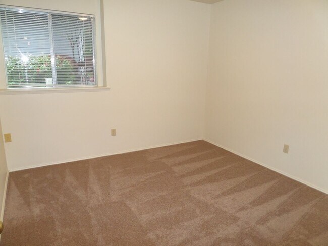 Building Photo - Fantastic HUGE Remodeled 4 Bedroom Home Wi...