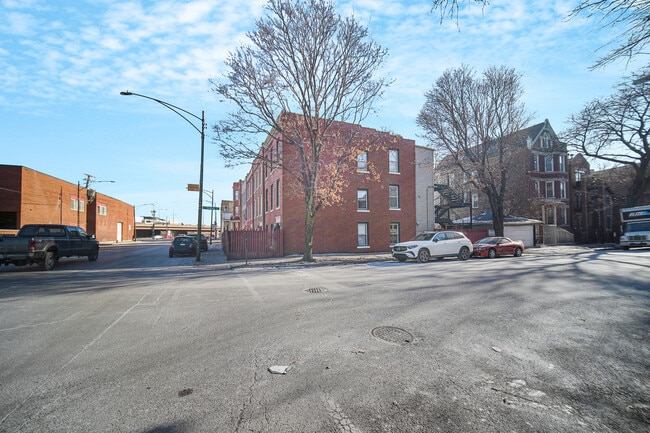 Building Photo - 2257 W Fullerton Ave