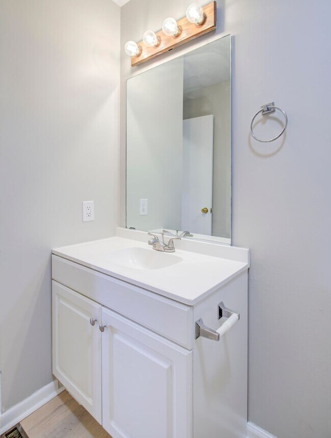 Building Photo - 5021 Emerald Dr