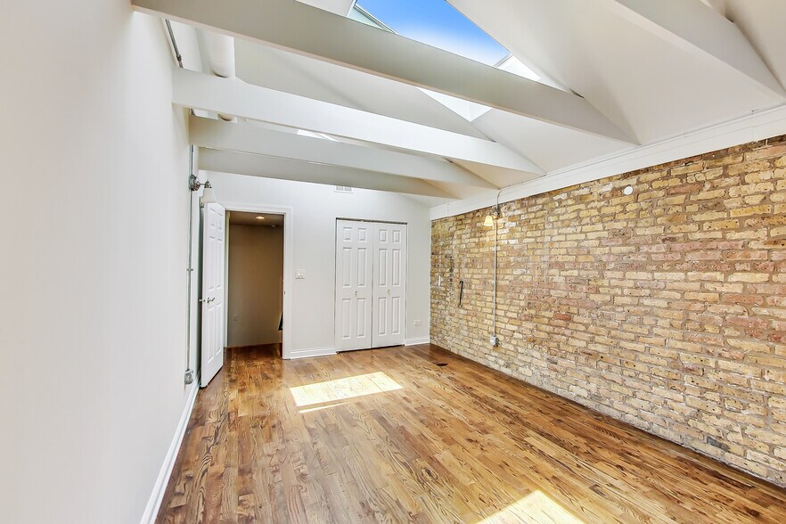 Building Photo - 1802 N Sheffield Ave