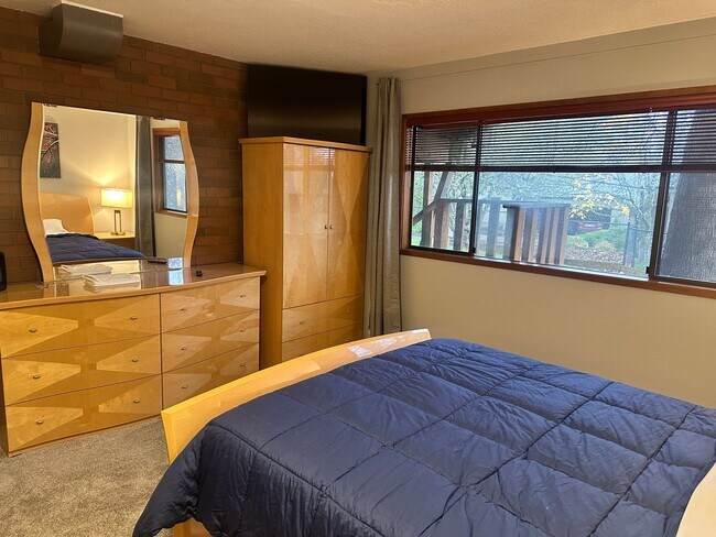 Building Photo - Super Comfortable Furnished Short term rental