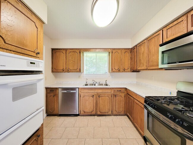 Building Photo - NICE 3 BEDROOM 2 BATH LEASE HOME IN SPRING...