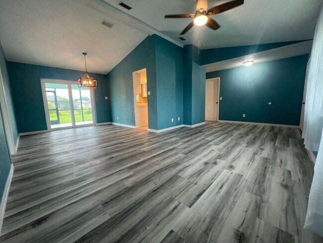 Primary Photo - Annual ** Newly Renovated ** 3 Bedroom / 2...
