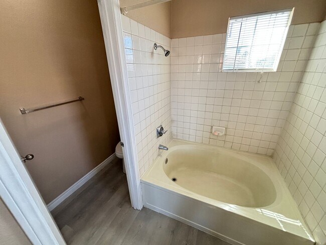 Building Photo - Beautiful 3Bed/2Bath/2Car residence located in Sunrise Manor / Winterwood area