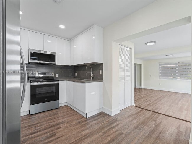 Building Photo - 3031 SW 64th Ave