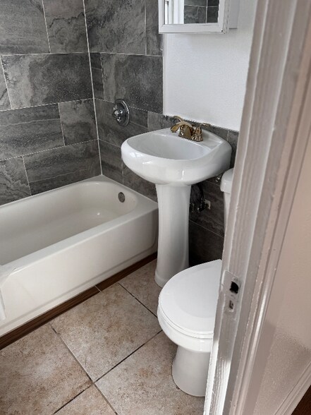 Building Photo - 8557 Juniper Ave