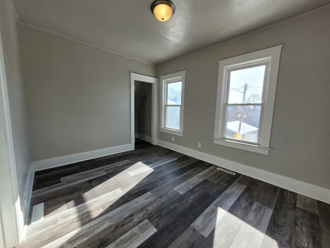 Building Photo - 816 School Pl