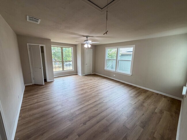 Building Photo - 1527 W Gandy St