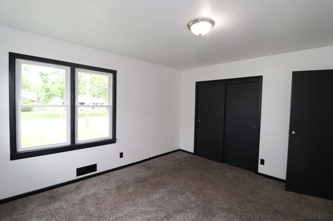Building Photo - Spacious home for rent!