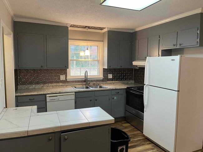 Building Photo - Caroline St. - 3BR / 2BA