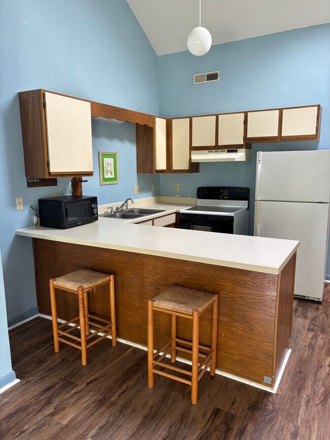 Building Photo - 500 Fairway Village Dr