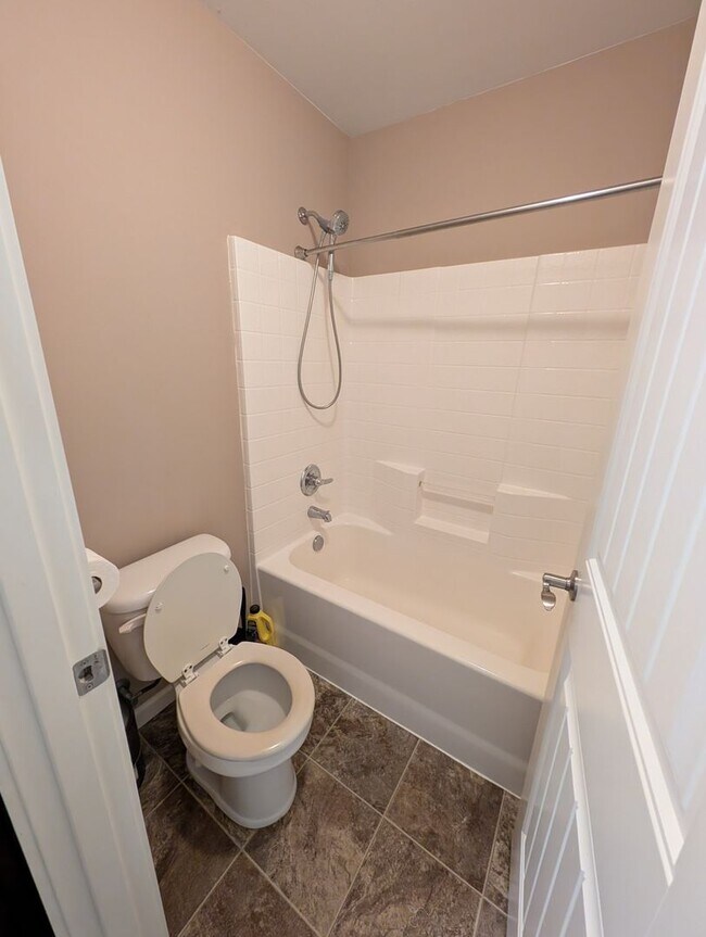 Building Photo - Almost 2500 SQ Feet of Space for ALL of your needs! Avail for Rent in Bremerton!