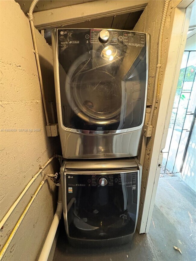 Building Photo - 3020 NW 17th Ct