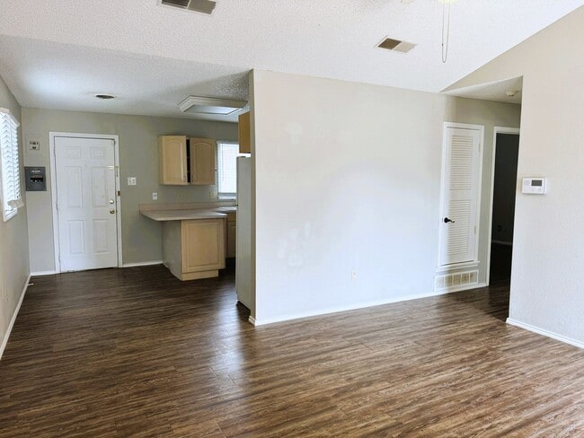 Building Photo - Charming 3 Bedroom Home - Available Septem...