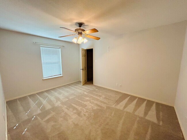 Building Photo - Spacious and Updated Hewitt Home