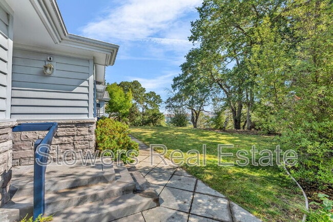 Building Photo - 300 Lark Ln