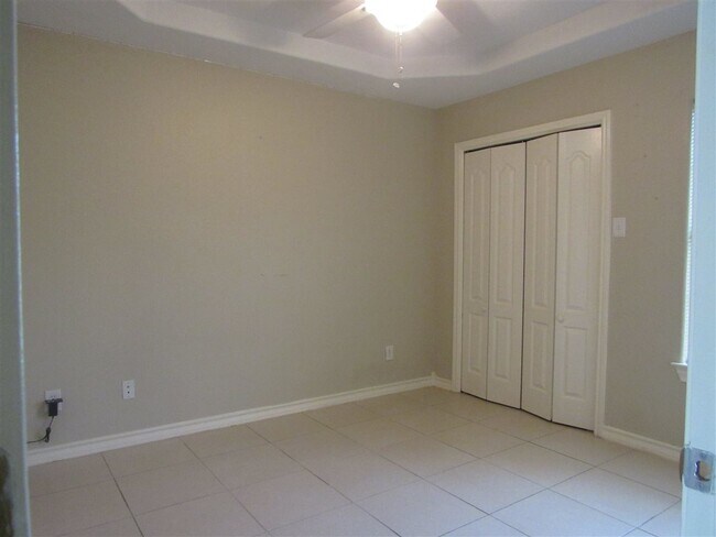 Building Photo - 1000 Ranchway Dr