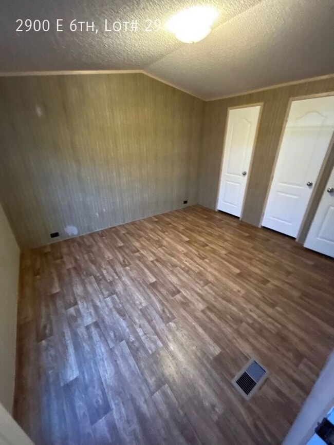 Building Photo - 2900 E 6th Ave