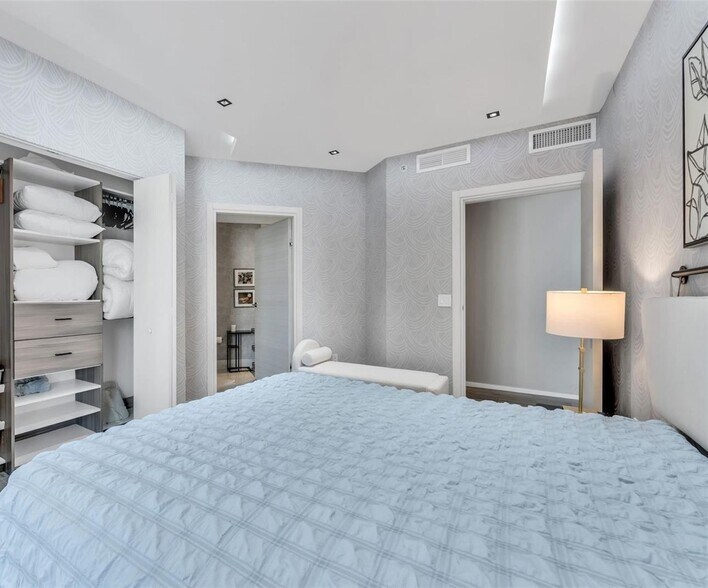 Building Photo - 801 S Miami Ave