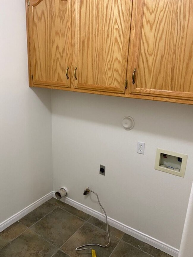 Building Photo - Gorgeous 4 Bedroom 2 Bath Home W/Pool!
