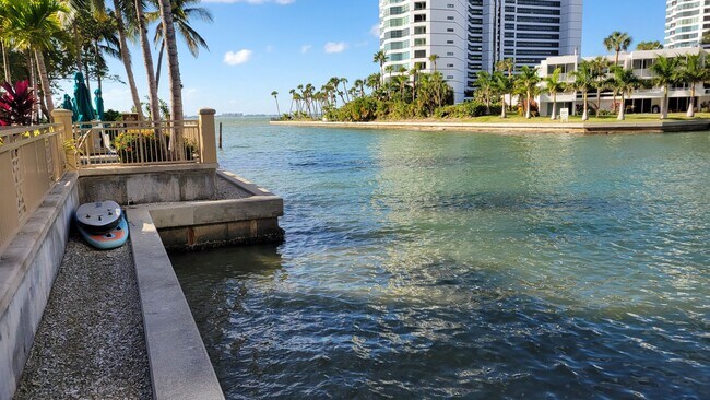 Building Photo - Seasonal/short term 3/2 renovated Ritz Carlton beauty with long water views