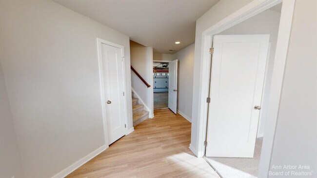 Building Photo - 2877 Rayfield Ave