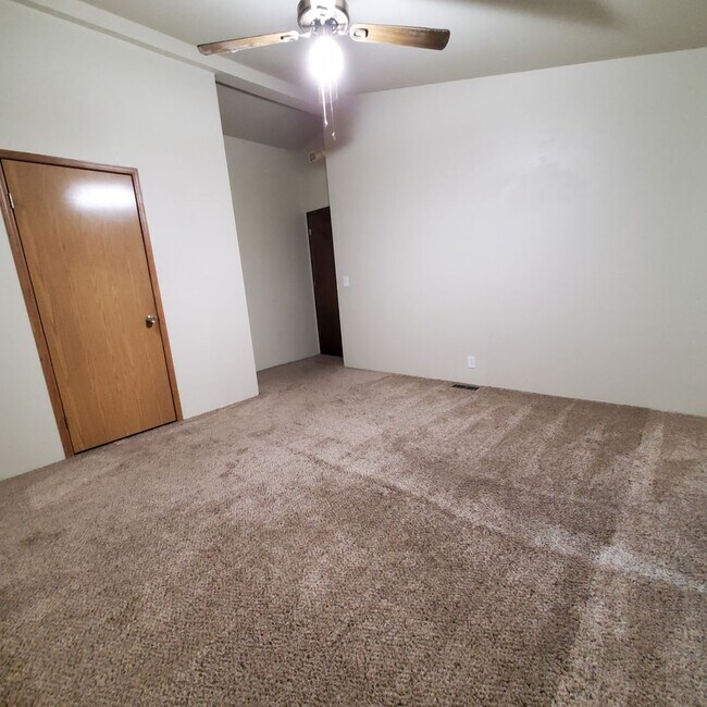 Building Photo - Pet Friendly 4 Bed / 2Bath Home w/ Garage