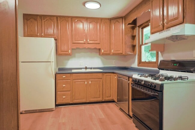 Building Photo - nice renovated 4 Bed 3 Bath