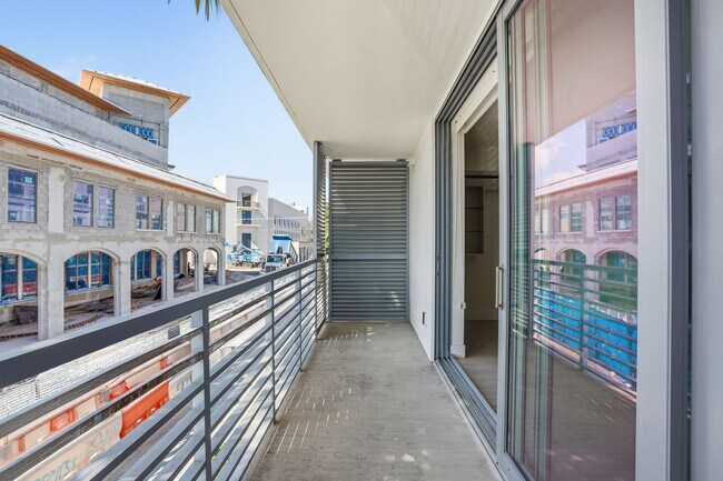 Building Photo - 111 SE 1st Ave