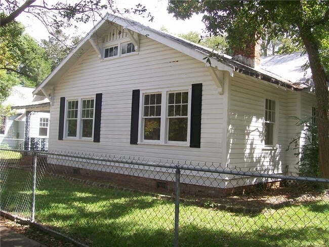 Building Photo - 214 3rd St