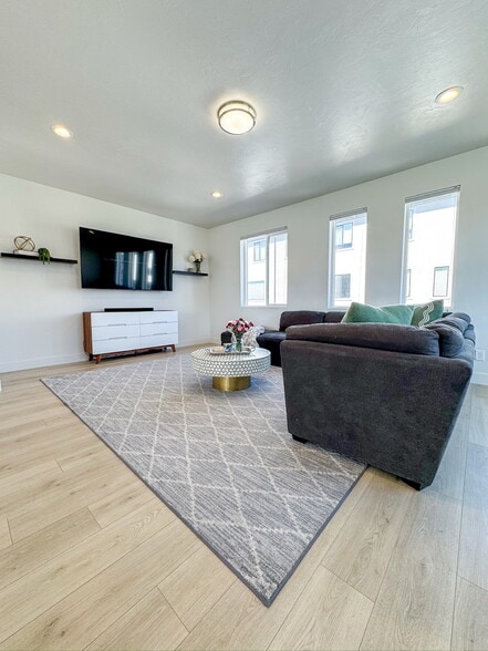 Building Photo - 457 S Wood Stream Rd