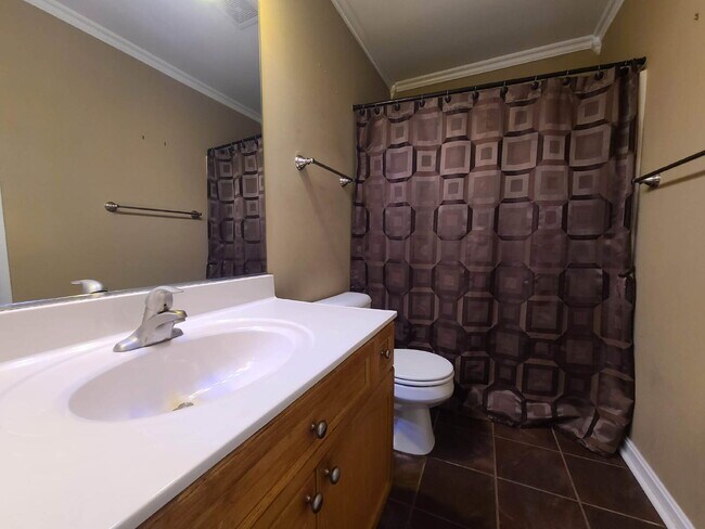 Building Photo - 5 BR, 4 BA Colonial in Lee's Hill