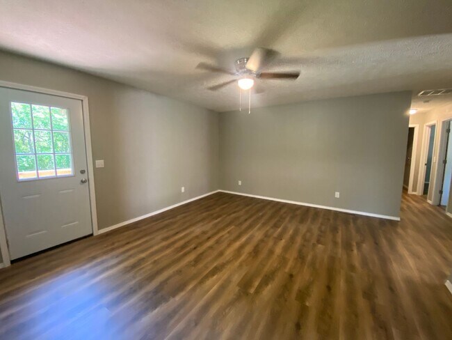 Building Photo - Newly remodeled 3 bedroom 2 bath home with...