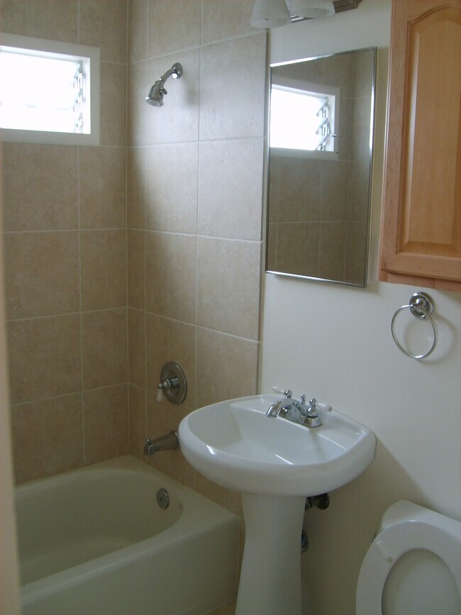 Building Photo - 4851 Iroquois Ave