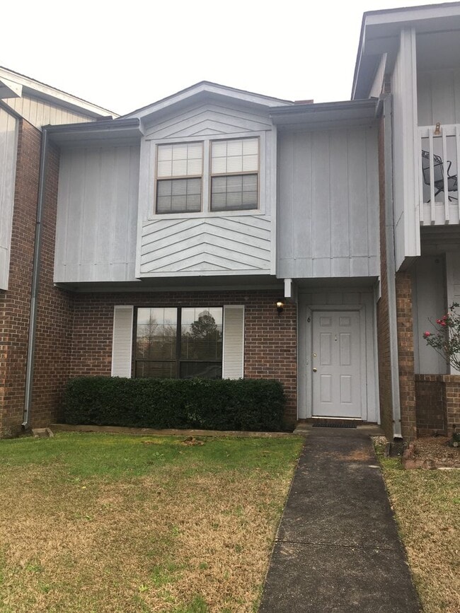 Building Photo - 2 BR 1.5 bath townhouse