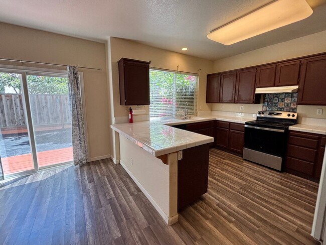 Building Photo - Charming 3 bedroom 2.5 Bath Home!