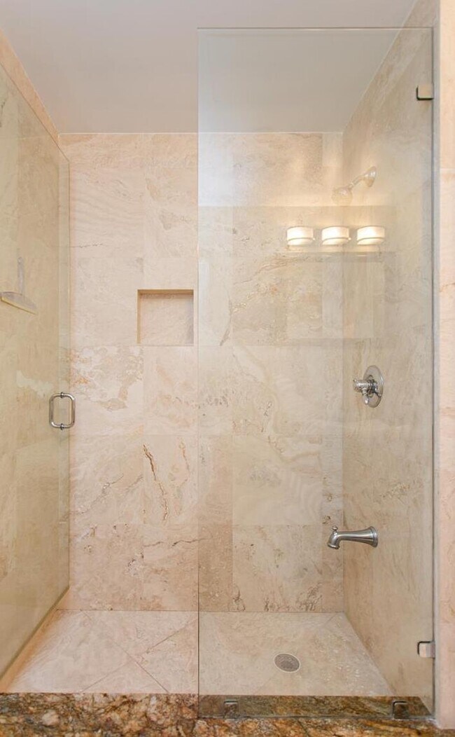 Building Photo - 433 SE 3rd Ter