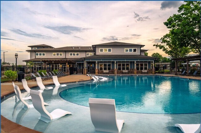 Building Photo - 3 Bed/2 1/2 Bath Pool Pet Friendly Bus line Parking