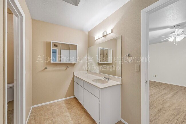 Building Photo - 6120 E Augusta Cir