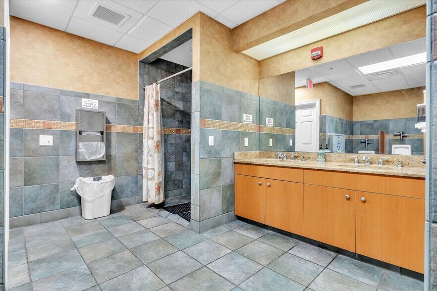 Pool showers - 8331 Whiskey Preserve Cir