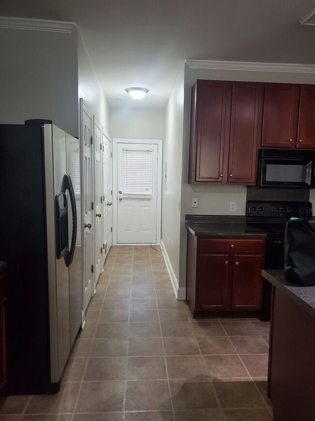 Building Photo - Coming Soon! Lake-area living, 2 Bedroom Apartment