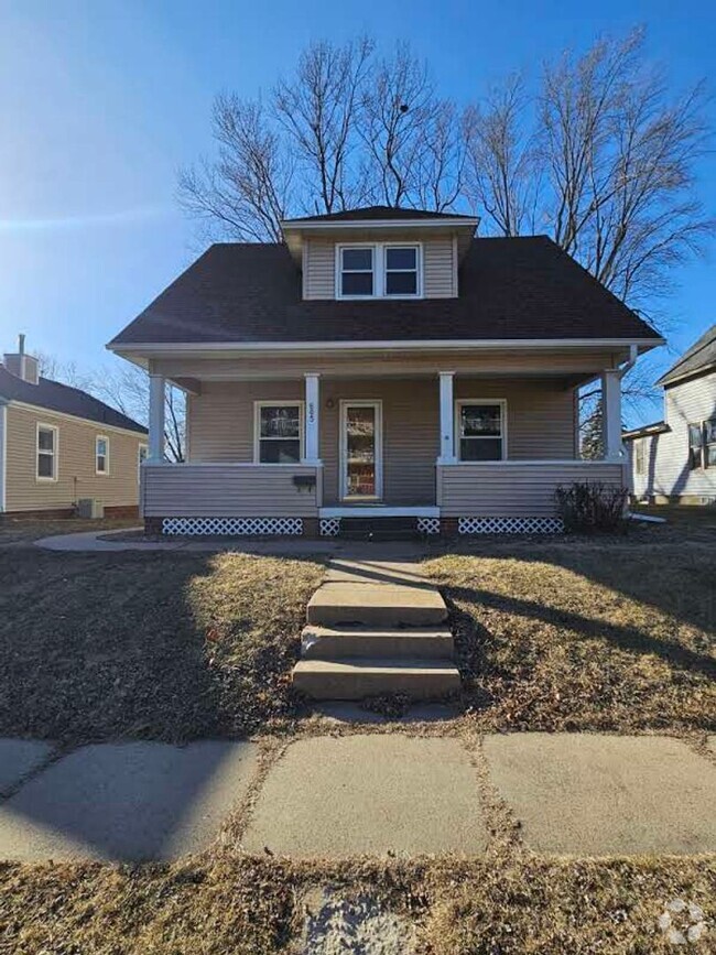 Building Photo - Beautiful 5 Bedroom 2.5 Bath Home