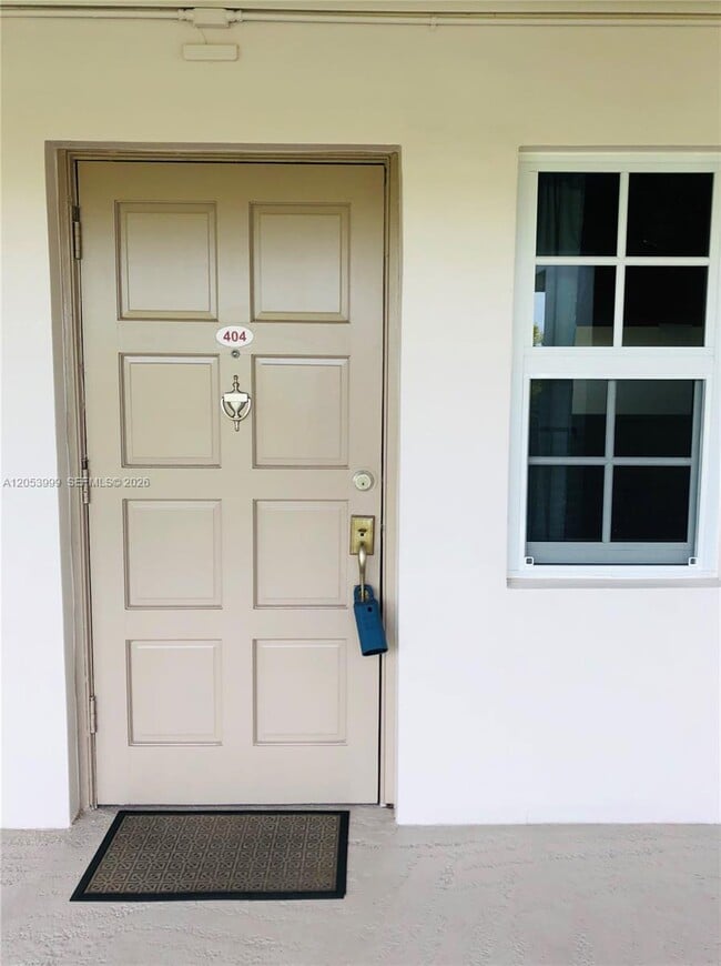 Building Photo - 2850 N Palm Aire Dr