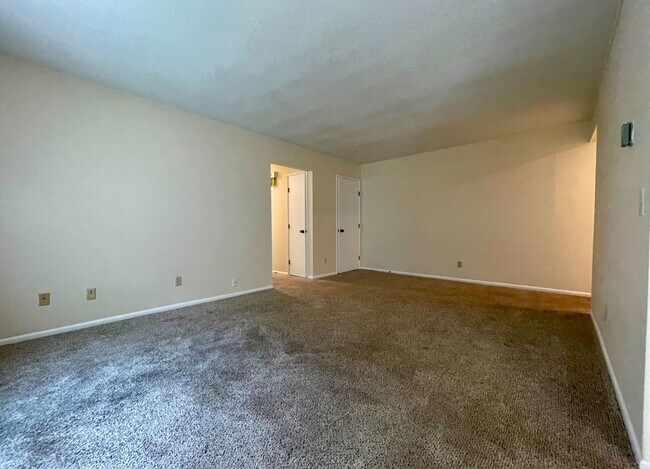 Building Photo - Vintage Main Floor 2 Bedroom in Hollywood ...
