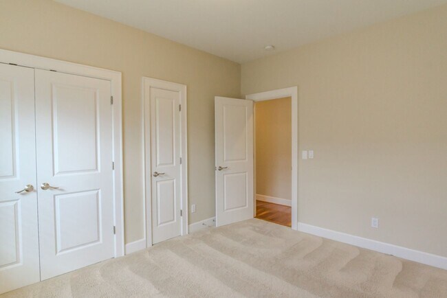 Building Photo - 4Bd/4Ba Seattle Home