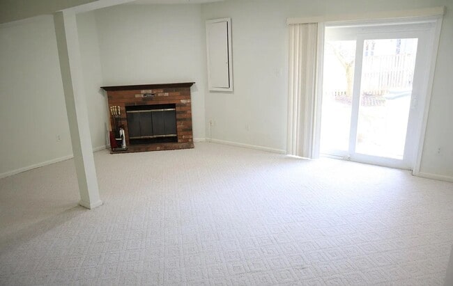 Building Photo - Fantastic 3 BR/2.5 BA Townhome minutes from Rio Lakefront. Ready Mid-May