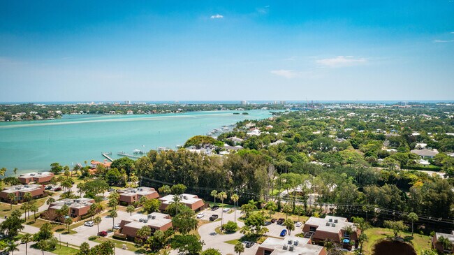 Building Photo - 825 Center St